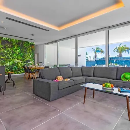 In Playa Blanca Sleeps 6 Includes Swimming Pool And Air Con Villa *