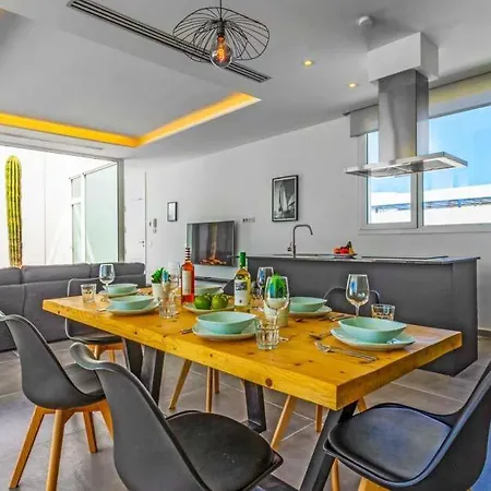 In Playa Blanca Sleeps 6 Includes Swimming Pool And Air Con Villa Playa Blanca (Lanzarote)