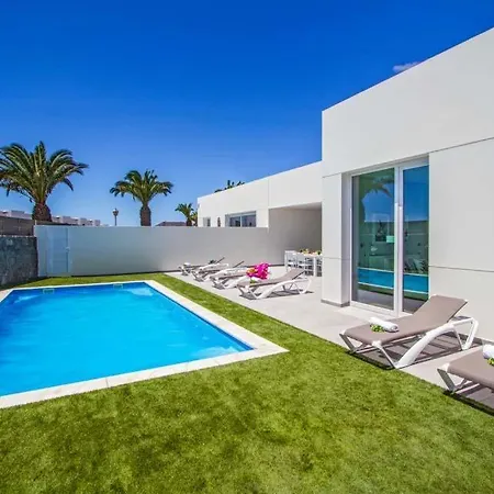 Villa In Playa Blanca Sleeps 6 Includes Swimming Pool And Air Con *